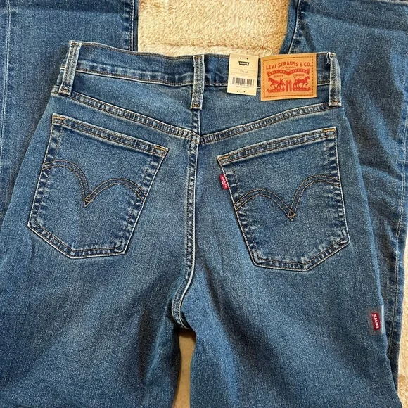 Levi's Blue Wedgie Straight Leg Jeans with Modern Distressed Style - Picture 5 of 6